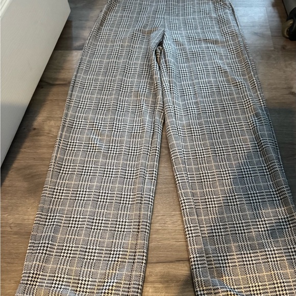 Max Studio houndstooth Wide-Leg Trousers in Black & White. Elastic waist. - Picture 5 of 11